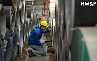 Enterprises arrange employees to stay overnight in the factory: The problem is not only human resource management